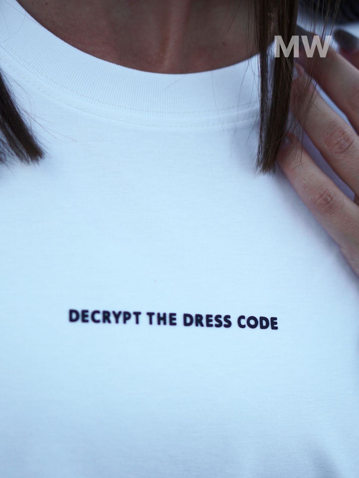Футболка оверсайз унисекс белая с принтом MW DECRYPT THE DRESS CODE — ракурс 6