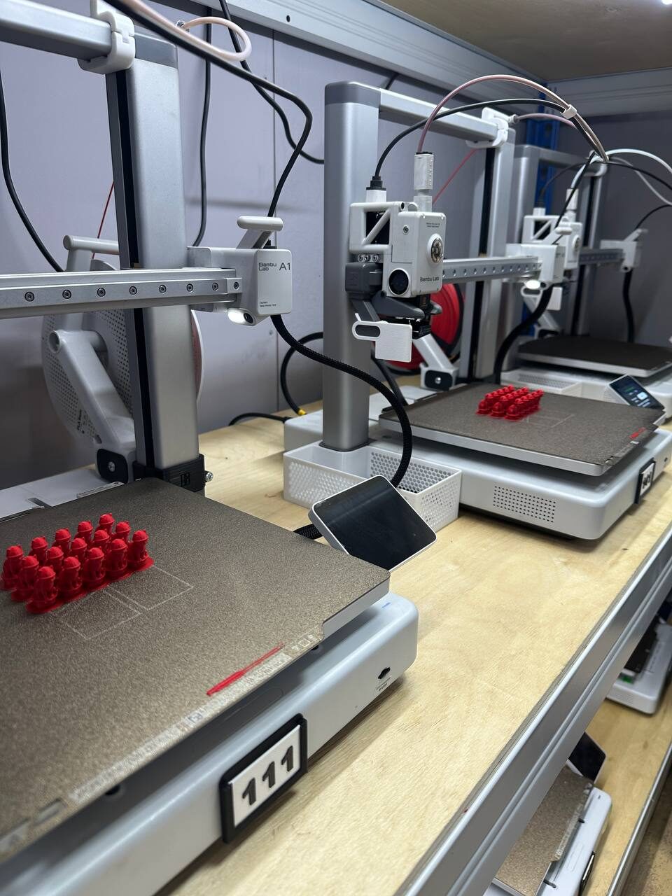 Готовая партия деталей на столе 3D-принтера