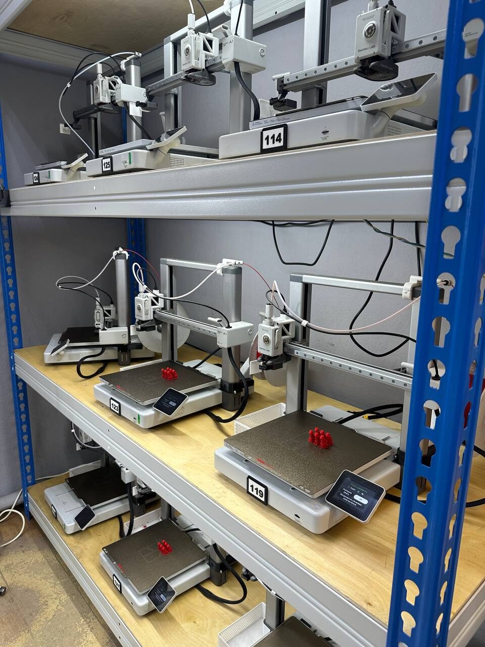Парк 3D-принтеров Bambu Lab в цехе студии 3D МОДЕЛИКА